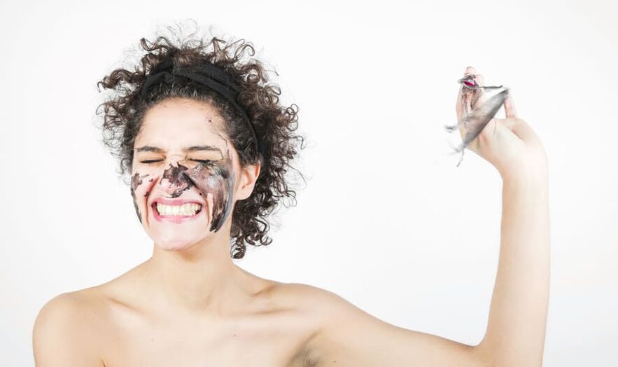 ქალი ახორციელებს სახის კანის გამაახალგაზრდავებელ მკურნალობას